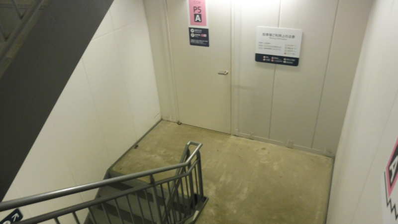コレットマーレの駐車場（階段スペース）