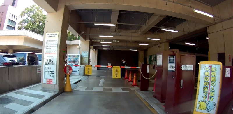 野毛山自動車駐車場の場内の入場ゲート